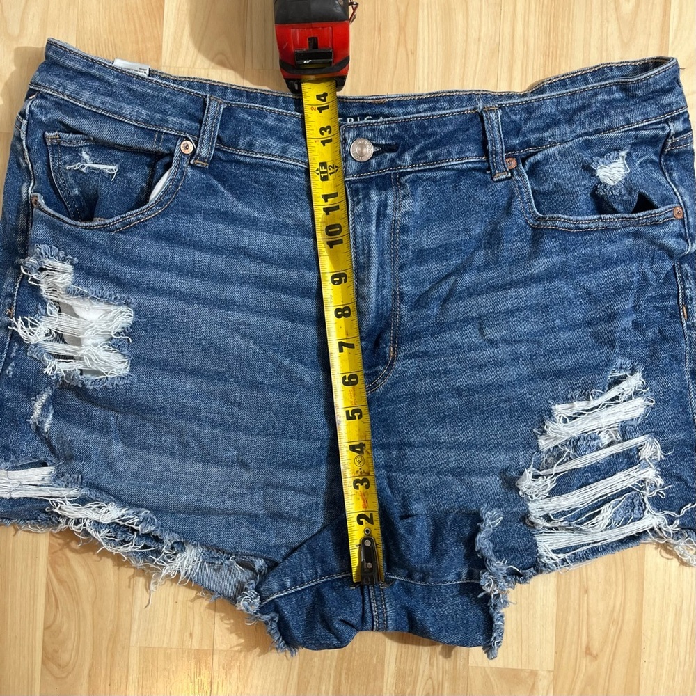 American Eagle Women's Medium Wash Distressed Mom Stretch Short Size 20 - Picture 4 of 8